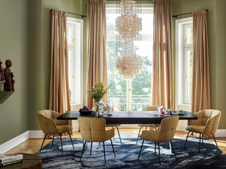 FreiFrau, meubilair met een warme en luxe uitstraling. Mooie barkrukken, fauteuils en eetkamerstoelen. Verkrijgbaar bij Gulden interieur.