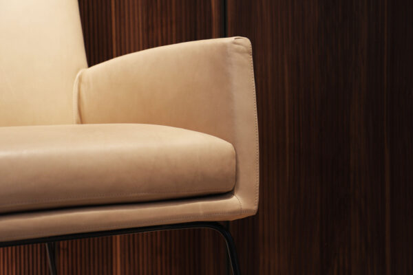 Design On Stock, leverbaar zonder levertijden. Minimalistische witte fauteuil in de SHOWROOM SALE te Capelle aan den Ijssel.