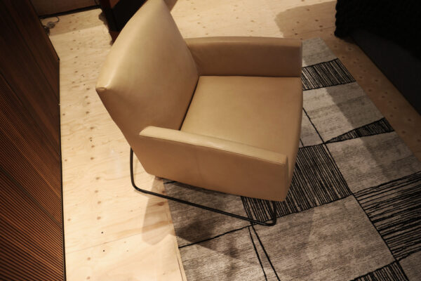 Design On Stock, leverbaar zonder levertijden. Minimalistische witte fauteuil in de SHOWROOM SALE te Capelle aan den Ijssel.