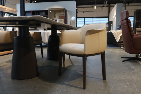 Archibald Chair - Poltrona Frau. Showroom uitverkoop op verschillende design meubelen bij Gulden Interieur te Capelle aan den Ijssel, zuid holland.