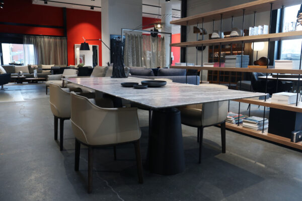 De Mesa Due -Poltrona Frau. Showroom uitverkoop: Design meubelen zonder levertijd met goede prijzen, service, eigen monteurs bij Gulden Interieur.
