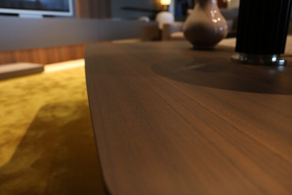 Attico - bijzettafel van Molteni&C, een houten salontafel met een ovalen vorm. Exclusief design tegen een zeer lage prijs bij Gulden Interieur.