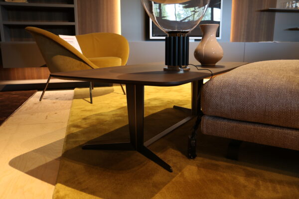 Attico - bijzettafel van Molteni&C, een houten salontafel met een ovalen vorm. Exclusief design tegen een zeer lage prijs bij Gulden Interieur.