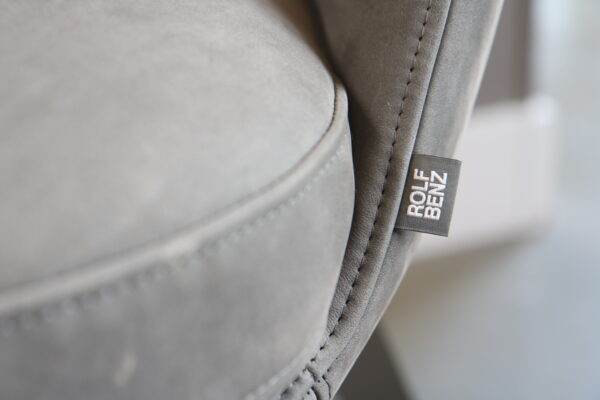 fauteuil 562 in grijs leder - Rolf Benz. Een compacte fauteuil met een draaibaar stalen onderstel. verkrijgbaar in de sale zonder levertijd met korting.