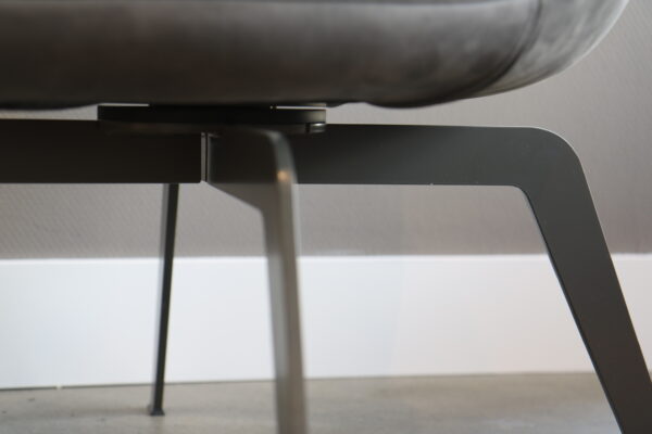 fauteuil 562 in grijs leder - Rolf Benz. Een compacte fauteuil met een draaibaar stalen onderstel. verkrijgbaar in de sale zonder levertijd met korting.