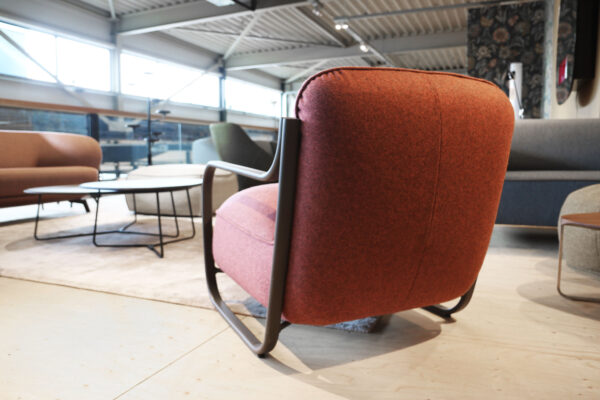 De Chap is een fauteuil van Pode waarbij zachte vormen contrasteren bij het strakke frame. Nu verkrijgbaar zonder levertijd bij Gulden Interieur.