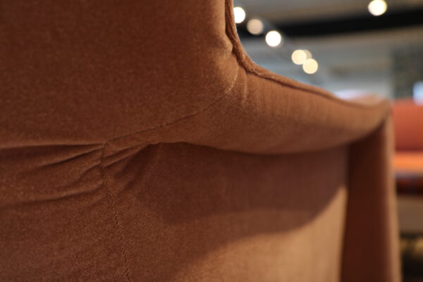 Transit - Pode. Comfortabele fauteuil gestoffeerd in een zachte, roze velours. Nu verkrijgbaar in de showroomsale bij Gulden Interieur.