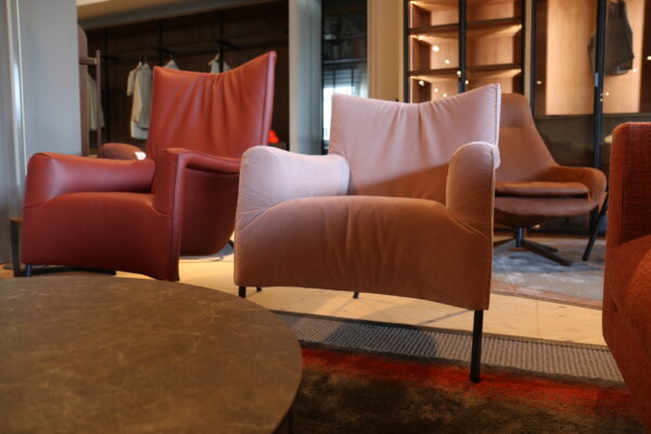Transit - Pode. Comfortabele fauteuil gestoffeerd in een zachte, roze velours. Nu verkrijgbaar in de showroomsale bij Gulden Interieur.