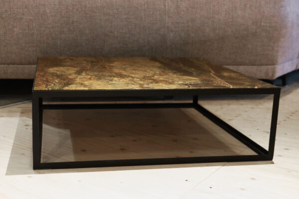 De SC 54 is een salontafel met natuursteen. B80 x D80 x H25 cm. Nu direct verkrijgbaar zonder levertijd bij gulden interieur .