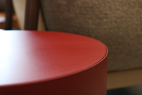 De Mesh, een ronde salontafel met dicht frame van Pode, het zustermerk van leolux. Verkrijgbaar in marmer keramiek, zonder levertijd tijdens de showroomsale
