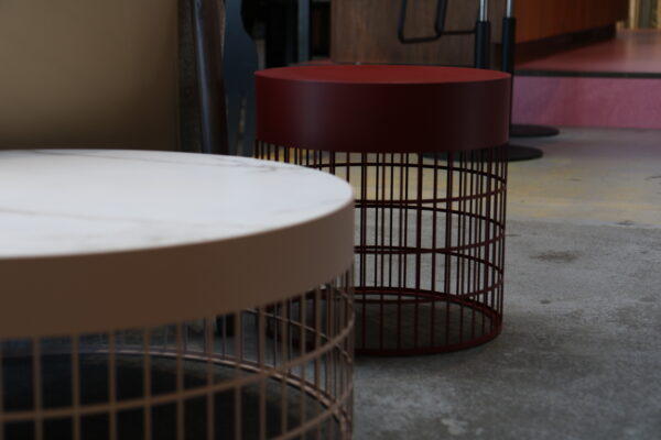 De Mesh, een ronde salontafel met dicht frame van Pode, het zustermerk van leolux. Verkrijgbaar in marmer keramiek, zonder levertijd tijdens de showroomsale
