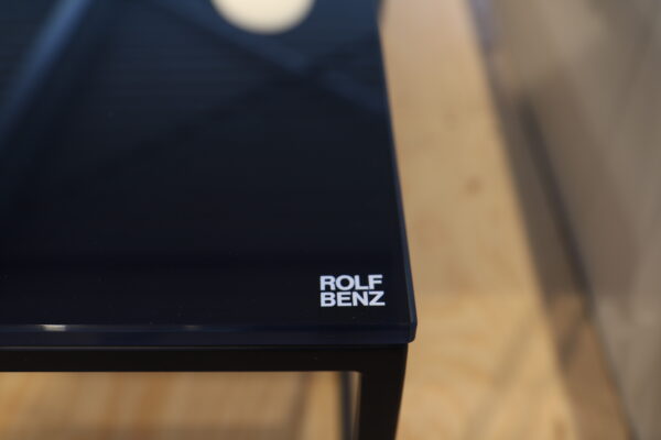 Rolf benz 912- salontafel in zijdegrijs. Afmeting: B41 x L41 x H43 cm. Nu in de showroomsale verkrijgbaar zonder levertijd bij Gulden Interieur.