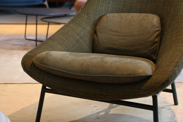 Tresto - Pode. Comfortabele fauteuil gestoffeerd in een duo stoffering met lederen rug en zit kussen. Nu verkrijgbaar in de showroomsale.