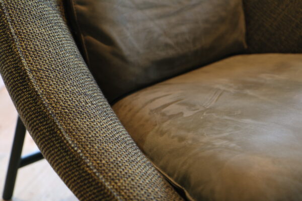 Tresto - Pode. Comfortabele fauteuil gestoffeerd in een duo stoffering met lederen rug en zit kussen. Nu verkrijgbaar in de showroomsale.