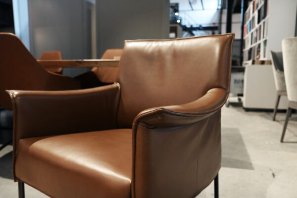 Limec - fauteuil van Design on stock, hoge zit met goede rugsteun. Afmeting: B73 x D70 x H84 CM. Direct meenemen zonder levertijd bij gulden interieur.