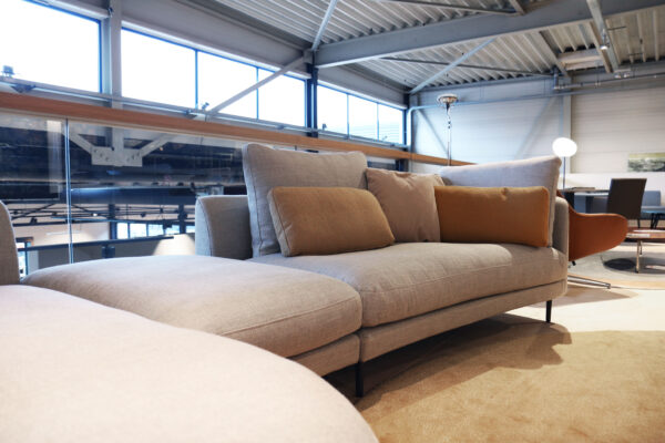 De Kumo van Rolf Benz is een royale design loungebank met een bijzonder zachte zit. B370 x D176 x H67 cm. Direct verkrijgbaar tegen een scherpe prijs.