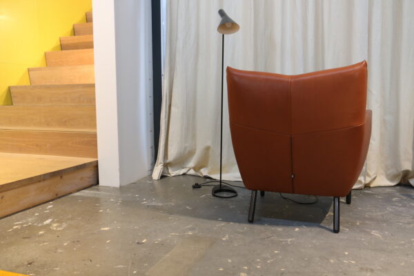 Toma - Design On Stock. * Afmeting: B77 x D78 x H82 CM. Cognac lederen fauteuil. Nu verkrijgbaar zonder levertijd in de showroomsale bij Gulden Interieur.