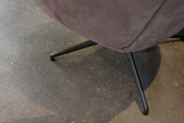 Draai fauteuil - model: Picadilly - Merk: Molteni&C. grijs leer. Afmeting: B78 x D71 x H105 cm. Zonder levertijd verkrijgbaar bij Gulden Interieur.