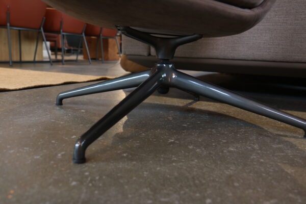 Draai fauteuil - model: Picadilly - Merk: Molteni&C. grijs leer. Afmeting: B78 x D71 x H105 cm. Zonder levertijd verkrijgbaar bij Gulden Interieur.