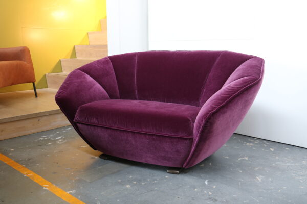 Colla - Pode. Loveseat in paars velours. Bijzonder design meubilair verkrijgbaar zonder levertijd tegen een scherpe prijs bij gulden Interieur.