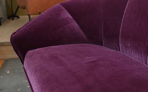 Colla - Pode. Loveseat in paars velours. Bijzonder design meubilair verkrijgbaar zonder levertijd tegen een scherpe prijs bij gulden Interieur.
