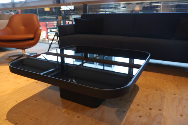 Salontafel DS-3011 van De Sede is een zwarte lederen tafel met glazen blad. Nu verkrijgbaar in de showroomsale voor een scherpe prijs bij Gulden Interieur.