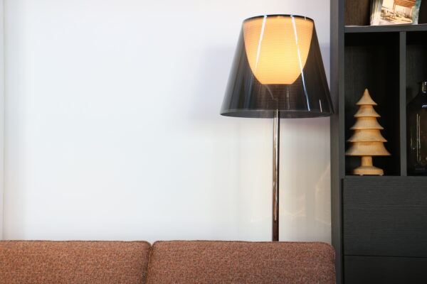 Flos - Ktribe - design loerlamp met sfeerverlichting. Kap: polycarbonaat - kleur Fumè. Afmeting: ø55 x H183 cm. Showroomsale bij Gulden Interieur.