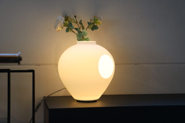 Foscarini - Madre. Verlichting die balanceert tussen kunst, sfeer en design. Deze lamp is ook te gebruiken als vaas. Verkrijgbaar bij Gulden Interieur.