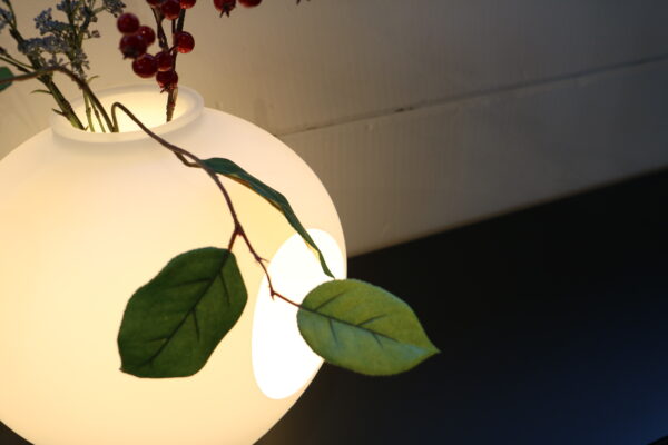 Foscarini - Madre. Verlichting die balanceert tussen kunst, sfeer en design. Deze lamp is ook te gebruiken als vaas. Verkrijgbaar bij Gulden Interieur.