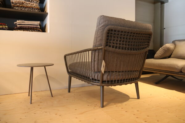 De YOKO fauteuil - Rolf benz - outdoor, design tuin meubelen. Direct verkrijgbaar tegen een scherpe prijs. Hoge kwaliteit bij Gulden Interieur.