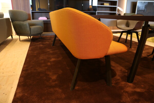 Close van Arco - eetkamer tafel bank gestoffeerd in de oranje stof van Rime kleur: 451. Direct verkrijgbaar als showroommodel bij Gulden Interieur.