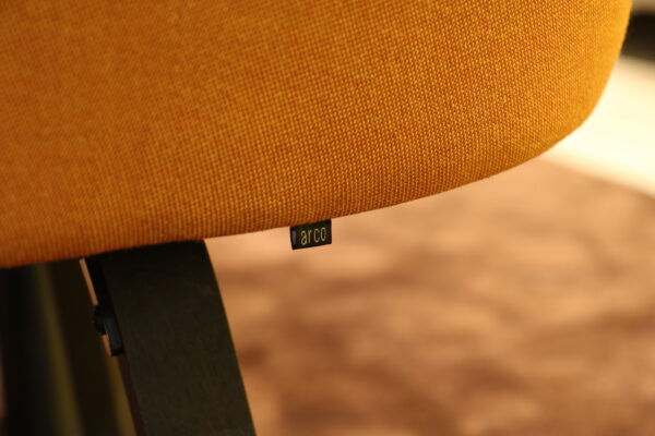 Close van Arco - eetkamer tafel bank gestoffeerd in de oranje stof van Rime kleur: 451. Direct verkrijgbaar als showroommodel bij Gulden Interieur.