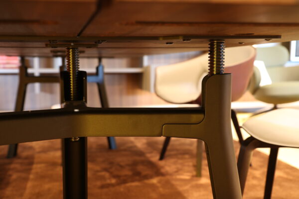 Trestle - Arco. Eetkamertafel van eiken met in hoogte verstelbaar onderstel. B100 x L280. Direct verkrijgbaar als showroommodel bij Gulden Interieur.
