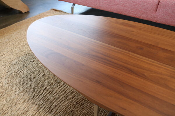 Flint - Montis. Ovalen salontafel van massief hout met RVS onderstel. B69 x D140 x H30 CM. Nu direct verkrijgbaar als showroommodel bij Gulden Interieur.