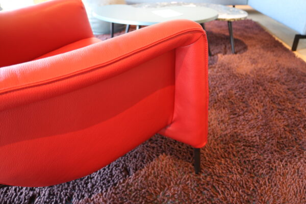 Transit One - Pode. Rood lederen fauteuil met originele details en lage rug. Afmeting: B75 x L85 x H86 cm. Design direct verkrijgbaar bij Gulden Interieur.