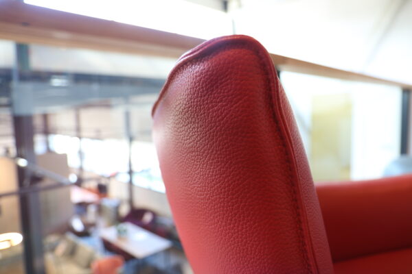 Transit One - Pode. Rood lederen fauteuil met originele details en lage rug. Afmeting: B75 x L85 x H86 cm. Design direct verkrijgbaar bij Gulden Interieur.