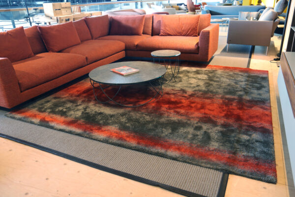 Vloerkleed - CS Rugs. Metropolis Design. Rood en grijs gestreept. Afmeting: 270 x 270 cm. Zonder levertijd verkrijgbaar bij Gulden Interieur.