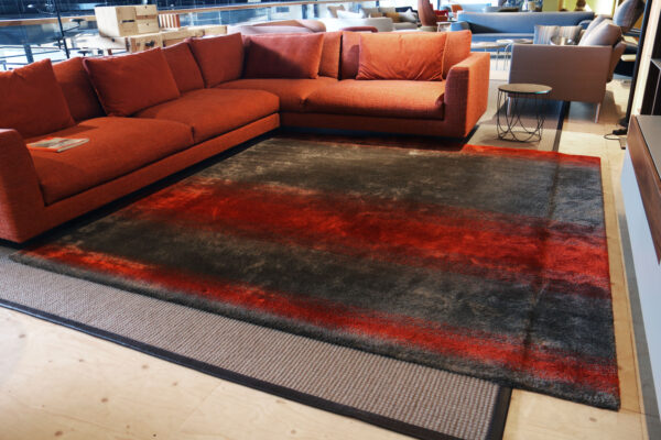 Vloerkleed - CS Rugs. Metropolis Design. Rood en grijs gestreept. Afmeting: 270 x 270 cm. Zonder levertijd verkrijgbaar bij Gulden Interieur.