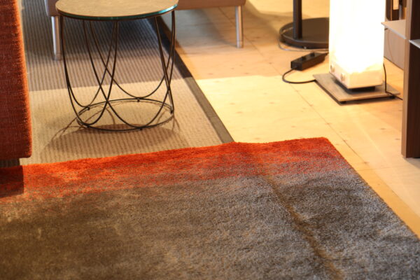 Vloerkleed - CS Rugs. Metropolis Design. Rood en grijs gestreept. Afmeting: 270 x 270 cm. Zonder levertijd verkrijgbaar bij Gulden Interieur.