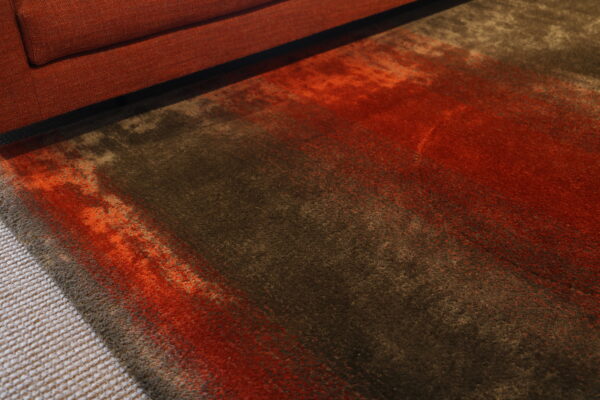 Vloerkleed - CS Rugs. Metropolis Design. Rood en grijs gestreept. Afmeting: 270 x 270 cm. Zonder levertijd verkrijgbaar bij Gulden Interieur.