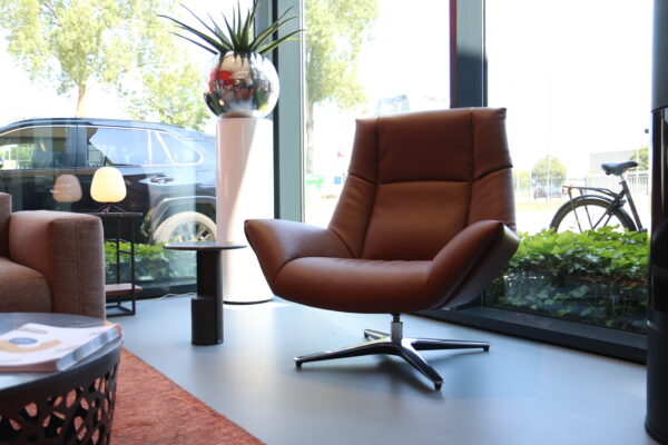 DS-149, De Sede. Een royale fauteuil gestoffeerd in hoogwaardig cognac gekleurd leder. Direct verkrijgbaar zonder levertijd bij Gulden Interieur.