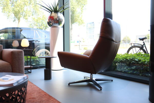 DS-149, De Sede. Een royale fauteuil gestoffeerd in hoogwaardig cognac gekleurd leder. Direct verkrijgbaar zonder levertijd bij Gulden Interieur.