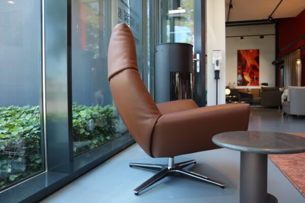 DS-149, De Sede. Een royale fauteuil gestoffeerd in hoogwaardig cognac gekleurd leder. Direct verkrijgbaar zonder levertijd bij Gulden Interieur.