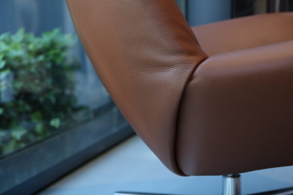 DS-149, De Sede. Een royale fauteuil gestoffeerd in hoogwaardig cognac gekleurd leder. Direct verkrijgbaar zonder levertijd bij Gulden Interieur.