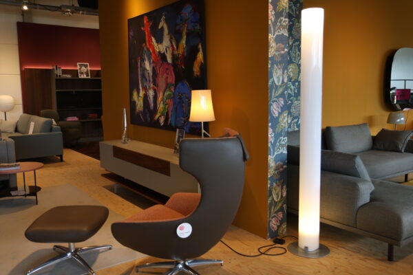 Stylos - Flos. Vloerlamp van LED verlichting. Afmeting: ø35,5 x H200 cm. Design verlichting zonder levertijd tijdens de showroomsale van Gulden Interieur.