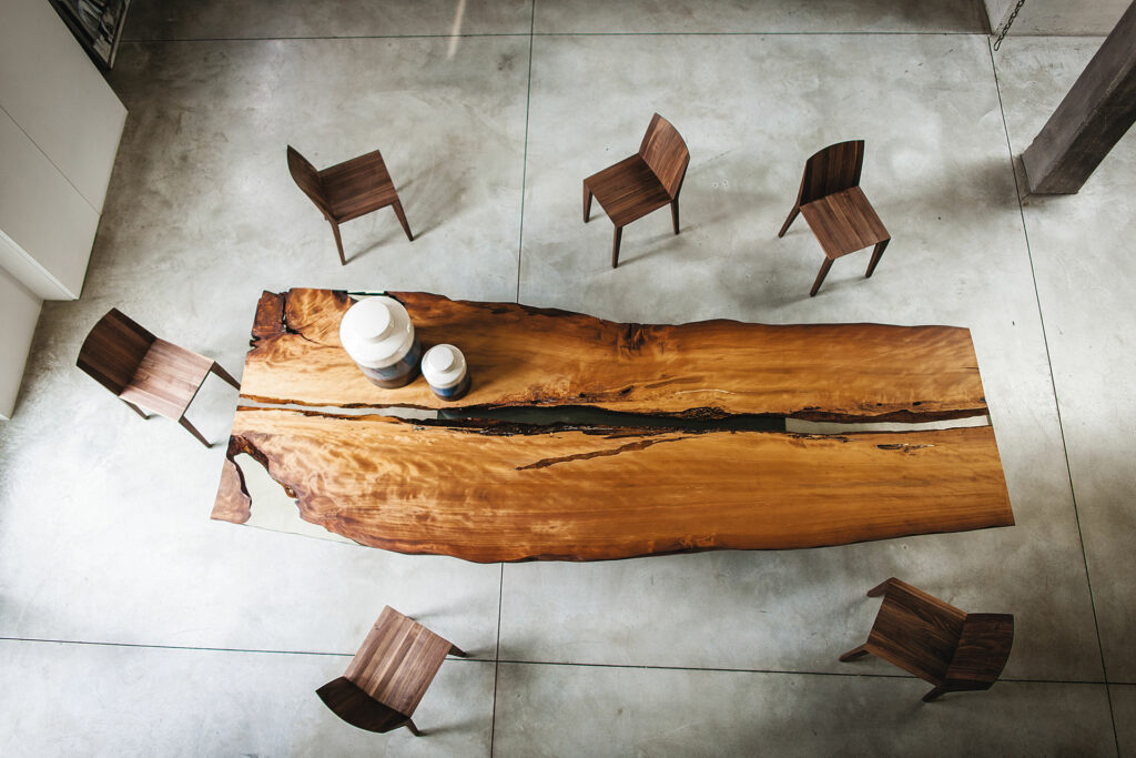 Kauri hout - Riva 1920. De mooiste tafels van hout uit de oertijd. Exclusief te zien en verkrijgbaar bij Gulden Interieur - Officiële dealer