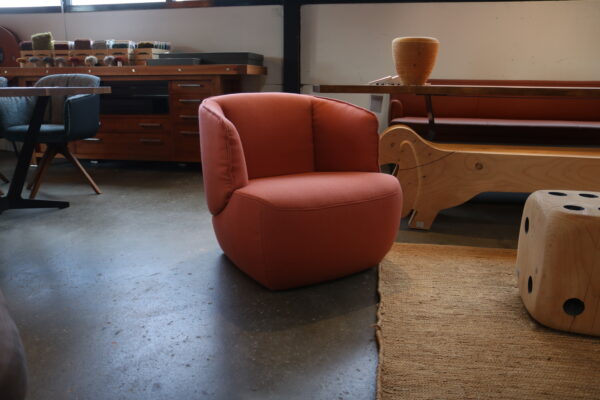 Rolf Benz - 384SE. Flamingo rood/roze fauteuil. Gestoffeerd in de ploef Fezwool 22. Direct leverbaar in de showroomsale bij Gulden Interieur.