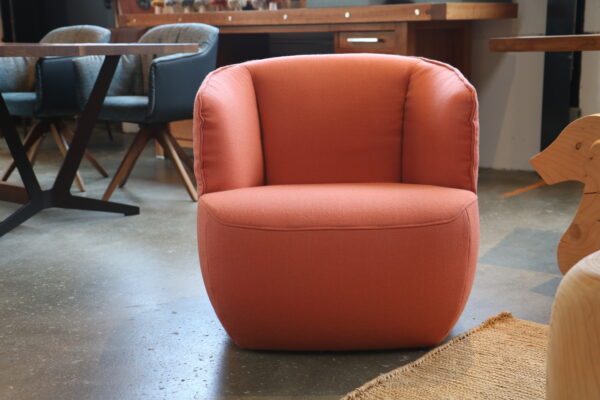 Rolf Benz - 384SE. Flamingo rood/roze fauteuil. Gestoffeerd in de ploef Fezwool 22. Direct leverbaar in de showroomsale bij Gulden Interieur.