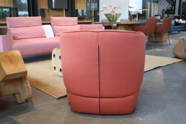 Rolf Benz - 384SE. Flamingo rood/roze fauteuil. Gestoffeerd in de ploef Fezwool 22. Direct leverbaar in de showroomsale bij Gulden Interieur.