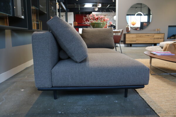 Volo 530 - Rolf Benz. Chaise longue gestoffeerd in Monza 97 bruin/grijs. Direct verkrijgbaar in de showroomsale bij gulden Interieur voor een scherpe prijs.